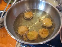 kochkurs-11Juli2018-19  Die Kartoffelbällchen hellbraun frittieren